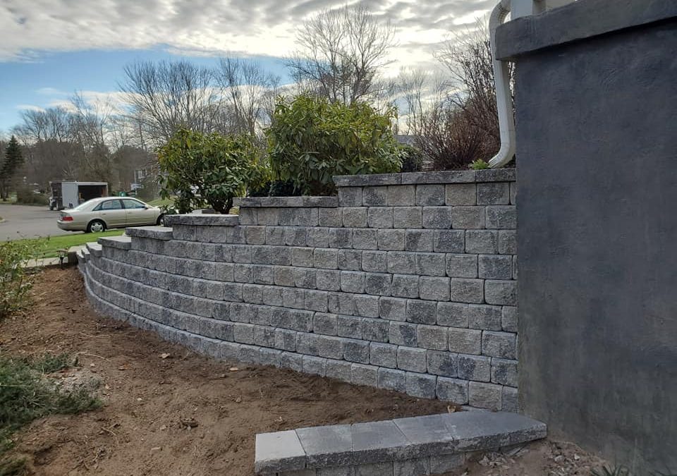 Curved segmental block retaining wall with cap course